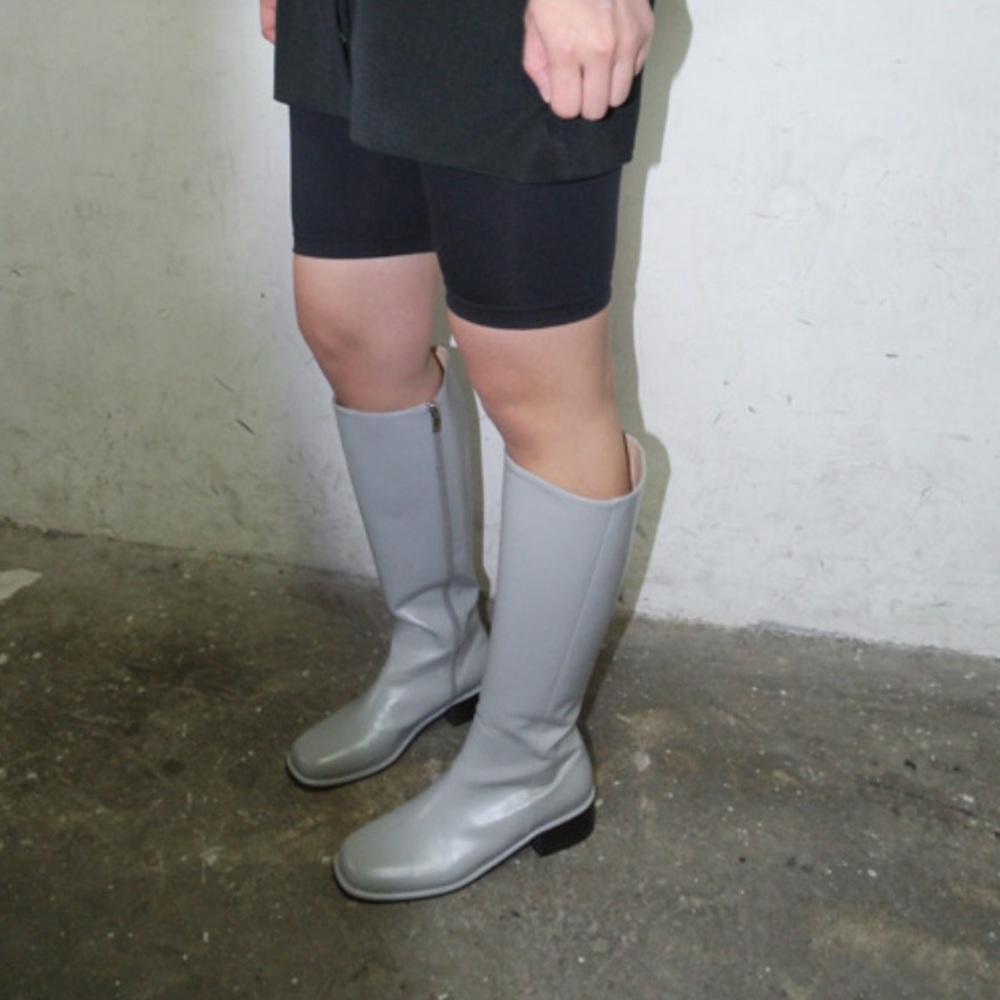 Gorgeous tall boots in a grey / light blue color 🏙